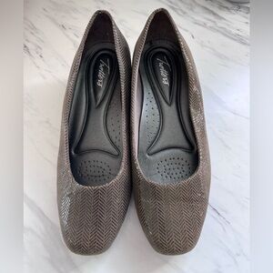 Women’s 10W Trotters wedges brown